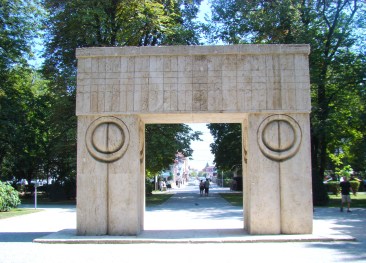 RO_GJ_Poarta_Sarutului_din_Targu_Jiu_(8)